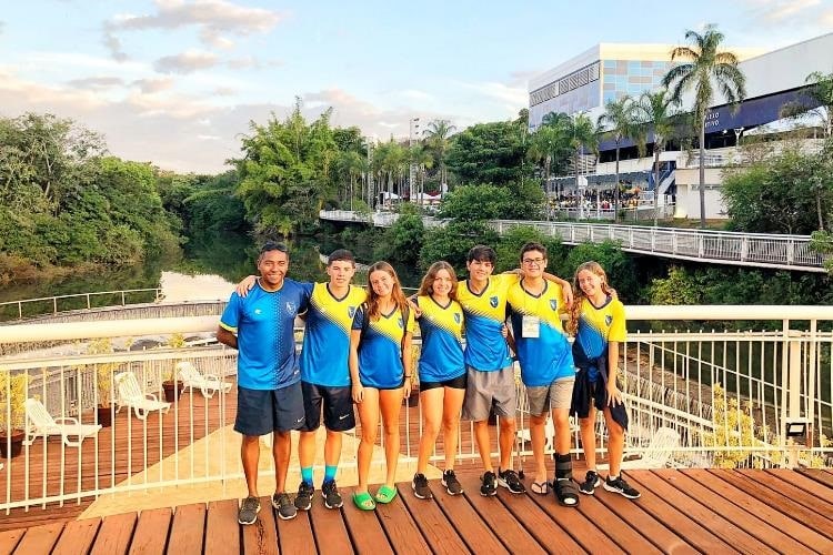 Juiz-forano Mateus Medeiros, de 13 anos, é campeão brasileiro de natação 2 Mateus Medeiros e atletas. Foto Divulgacao