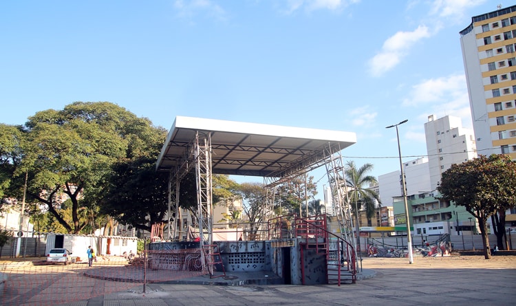 Completando 20 anos, palco da Praça Antônio Carlos será demolido 1 Obras na Praca Antonio Carlos fernando priamo 1
