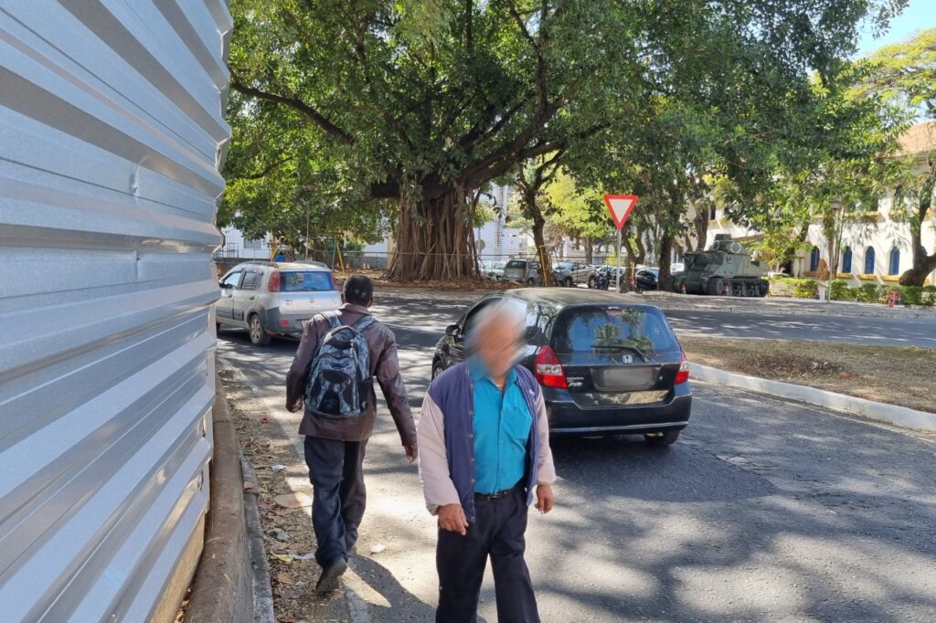 Fechamento da Praça Antônio Carlos para obras causa riscos a pedestres 2 PAC foto Leonardo Costa 4