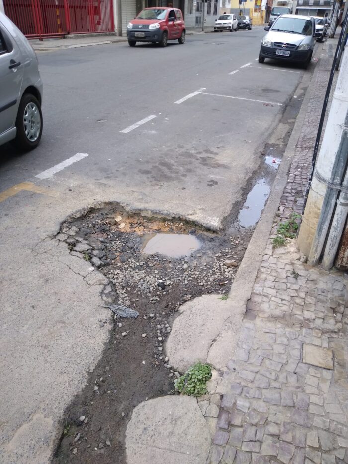 Buraco causa transtornos no Bairro São Mateus 1 WhatsApp Image 2022 07 21 at 09.24.46