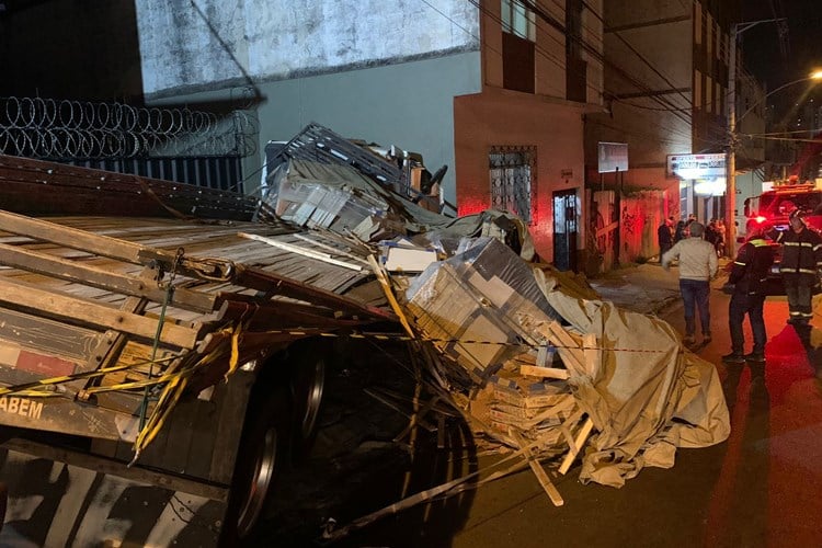 Caminhão colide contra prédio no Alto dos Passos 2 caminhao bate em predio no alto dos passos divulgacao corpo de bombeiros