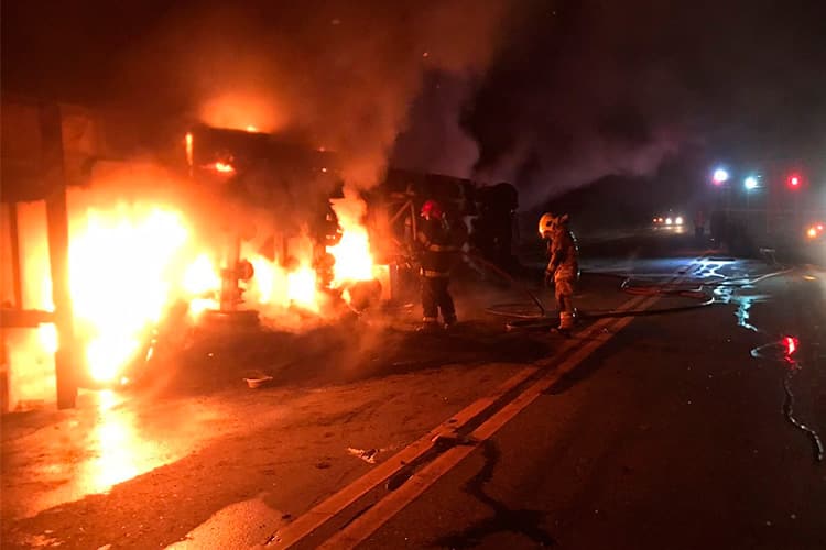 Caminhão que transportava frango pega fogo na BR-040 1 incendio caminhao 040