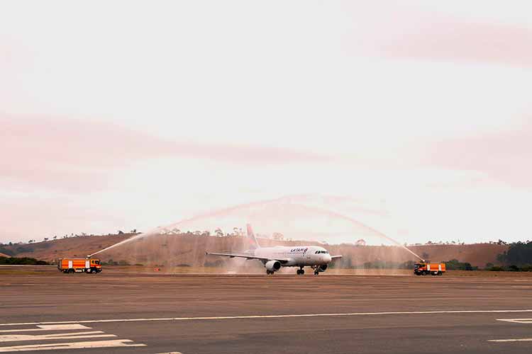Voo inaugural da Latam pousa no Aeroporto Regional com cem passageiros 1 latam aeroporto regional prefeitura de rio novo divulgacao