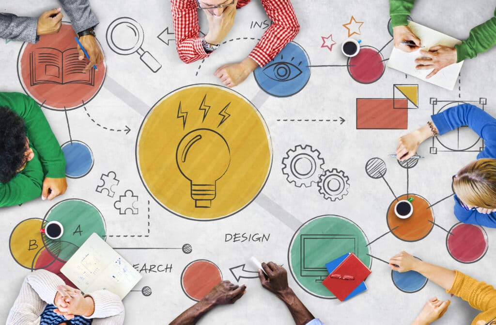 Mudanças Constantes: a importância da inovação e do aprendizado para empresas e profissionais 2 light bulb ideas creative diagram concept