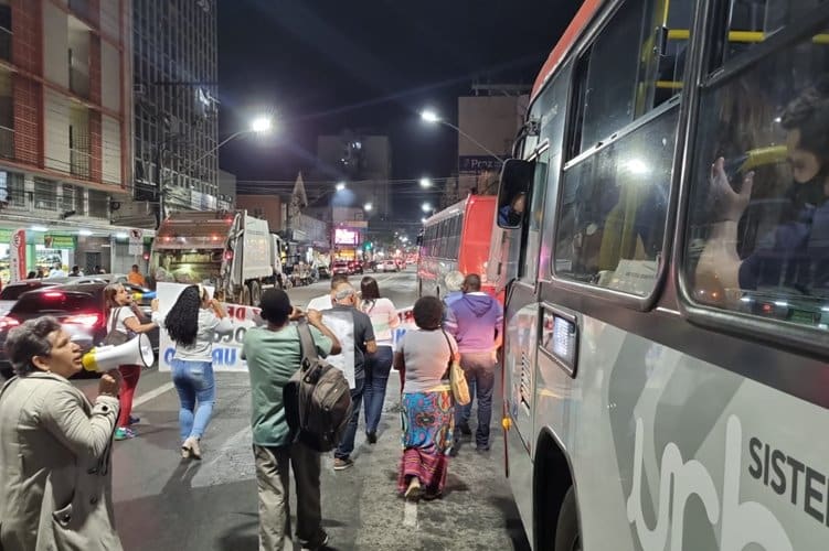 Usuários do transporte coletivo pedem melhorias no sistema em manifestação 2 manifestacao onibus leonardo costa