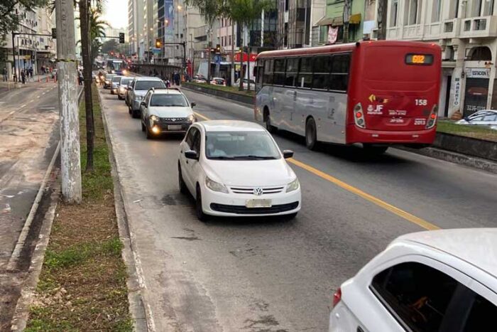 PJF realiza trabalho emergencial na Rio Branco após rompimento de tubulação 1 transito na rio branco by pjf