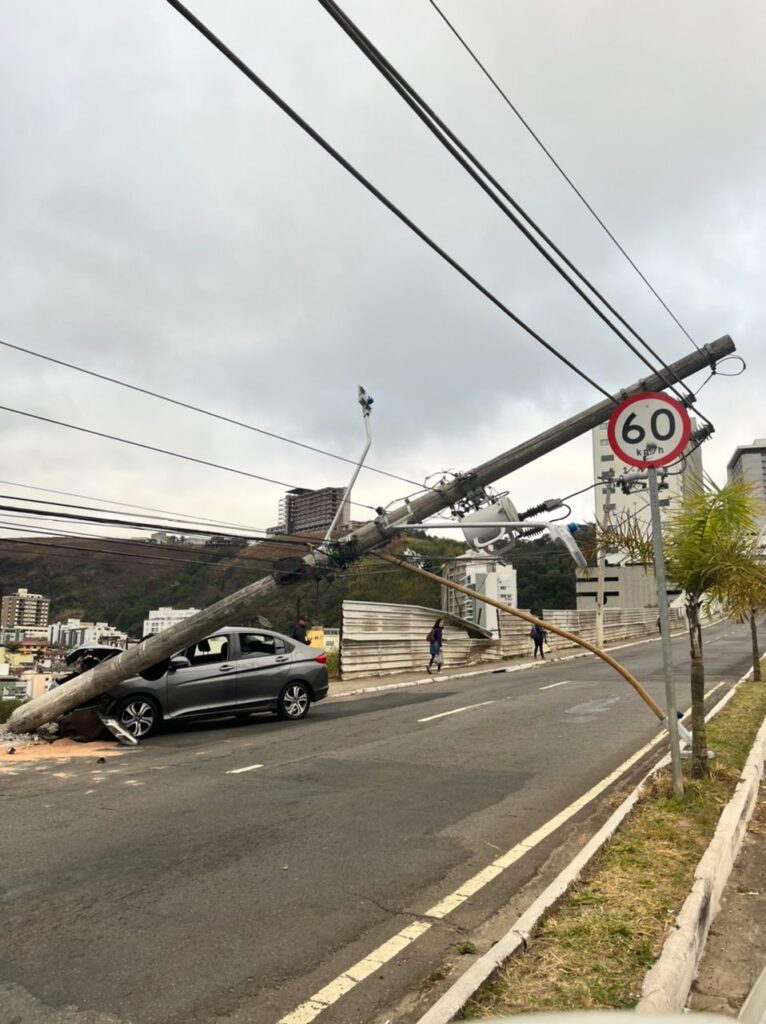 Trecho da Av. Itamar Franco é parcialmente liberado após carro bater em poste 1 Acidente na Itamar Franco by redes sociais