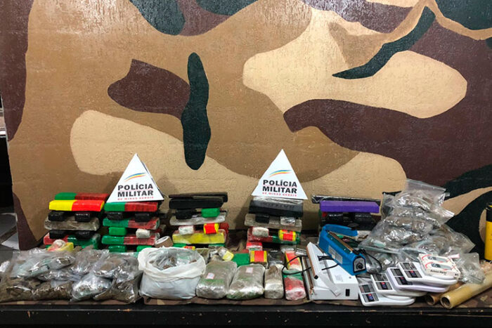Homem tenta fuga e é preso com 84 barras e mais de duas mil buchas de maconha 1 Apreensão de maconha - Divulgação PM