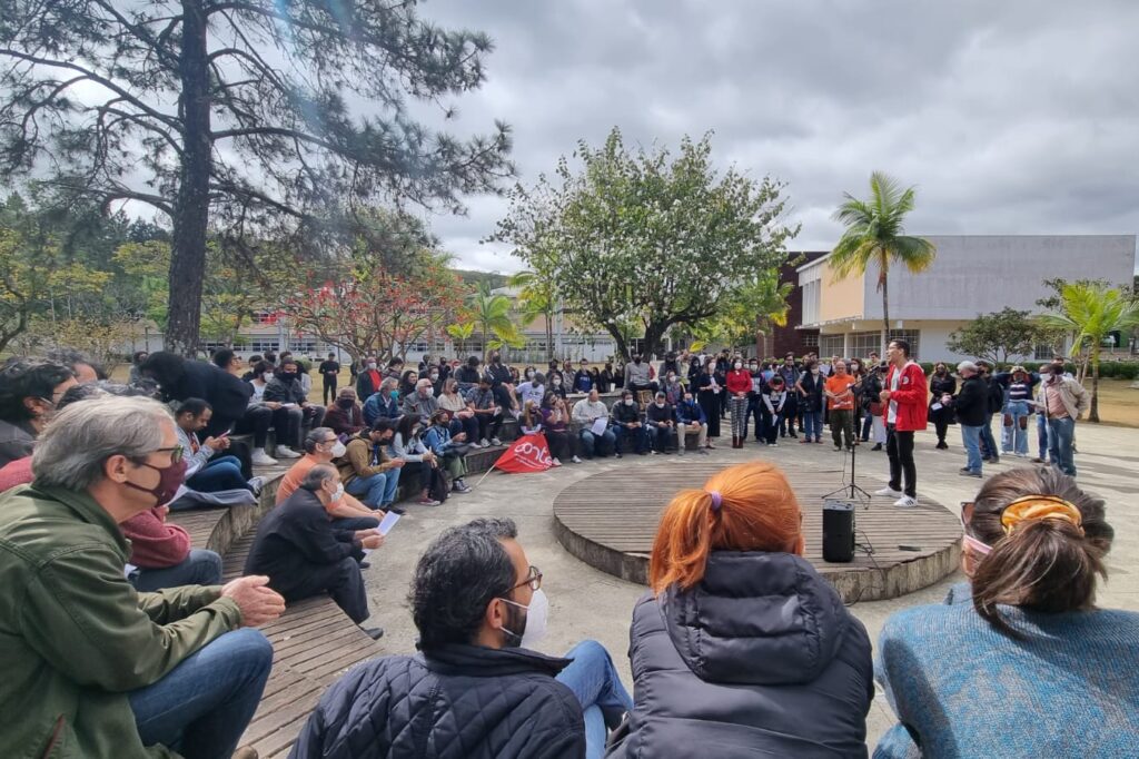 Cerca de 250 pessoas participam de leitura da carta em defesa da democracia na UFJF 2 Ato pela democracia na UFJF by Leonardo Costa 1 e1660228209779