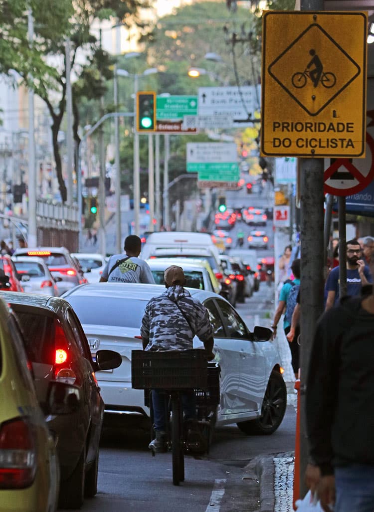Dia do Ciclista: entenda os desafios e os benefícios do pedal nos centros urbanos 1 Felipe Couri pauta 2 via compartilhada ciclistas 03