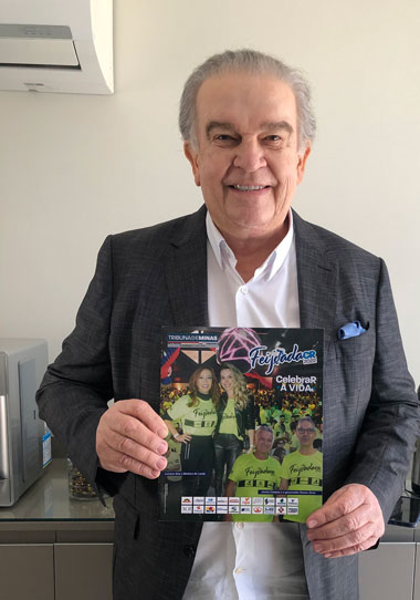Coluna Cesar Romero - 26 e 27 de agosto de 2022 2 Homem com a revista da Feijoada 2022 250822 enviada pelo CR IMG 0381 com corte