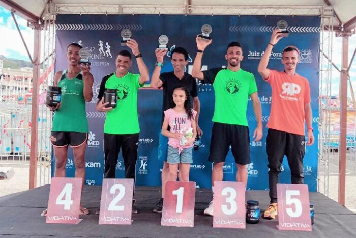 Aline Barbosa e Flávio Stumpf vencem a 10ª Meia Maratona de JF 1 Meia Maratona Podio Masculino Flavio Stumpf