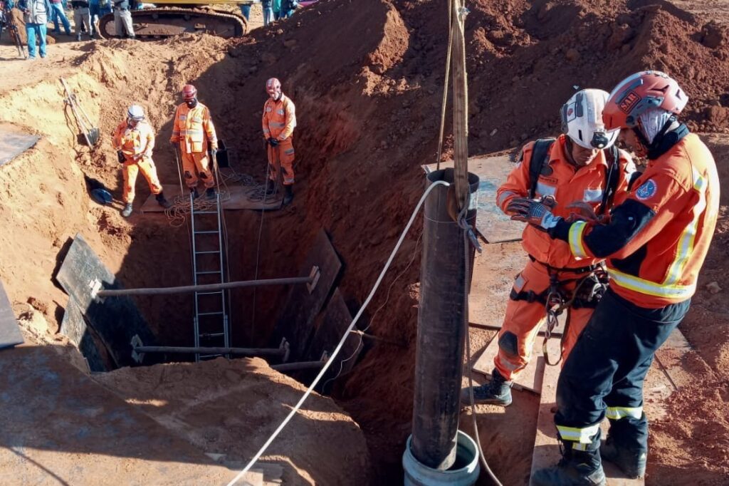 Morre menino que caiu em buraco de oito metros 1 Menino caiu em vala em carmo da cachoeira by bombeiros e1661178648388