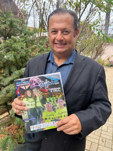Coluna Cesar Romero - 31/08/2022 4 Naresi 180822 com a revista da Feijoada 2022