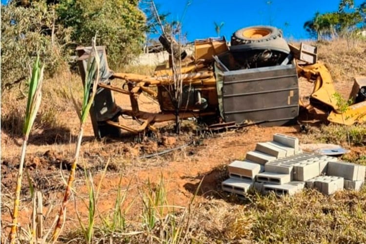 Retroescavadeira tomba em obra e mata homem em JF 1 acidente com retroescavadeira 2 divulgacao pmmg