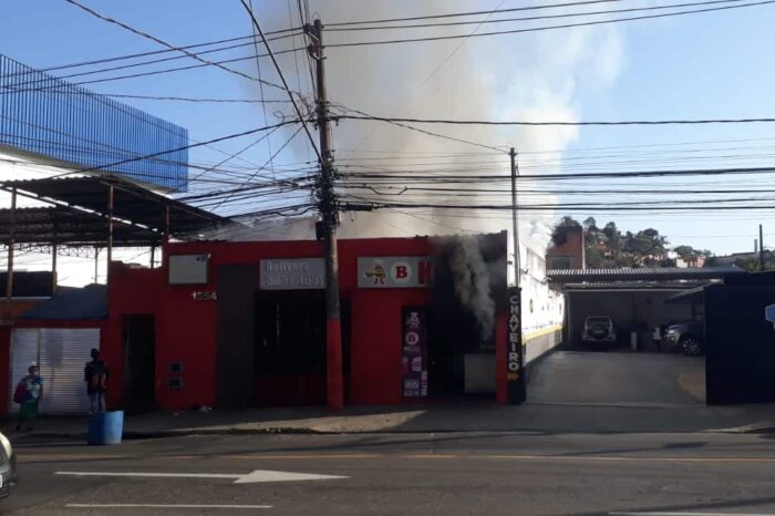 Bombeiros são acionados para incêndio em lanchonete na Cidade Alta 1 incendio na costa e silva e1660908010924