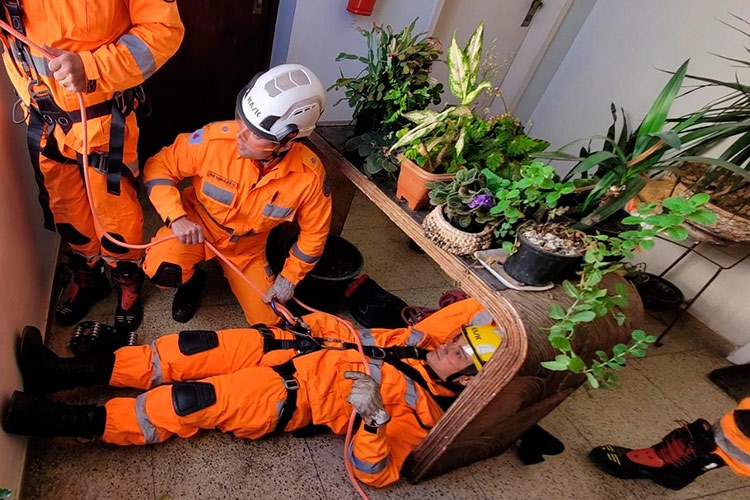 Pintor fica preso em altura de 15 metros e é salvo pelo Corpo de Bombeiros 1 pintor resgatado corpo de bombeiros 1