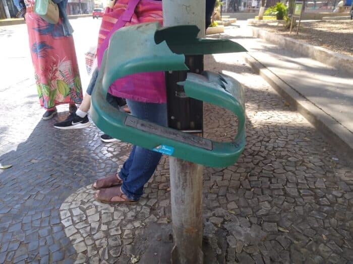 Lixeira quebrada em ponto de ônibus no São Mateus 1 vida urbana