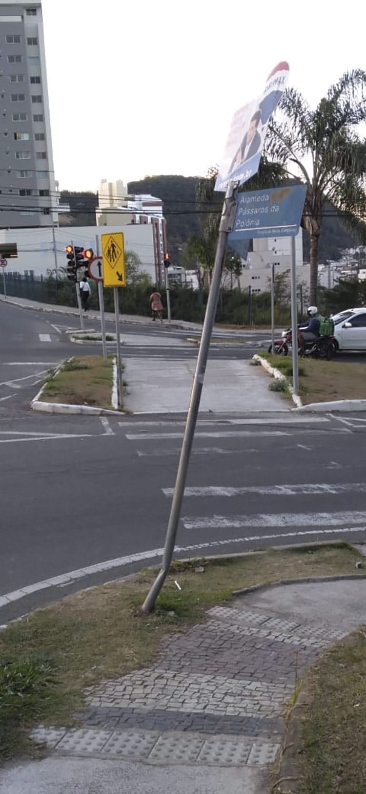 Poste sem estabilidade é motivo de preocupação de pedestres 1 vidaurbana Contribuicao do leitor
