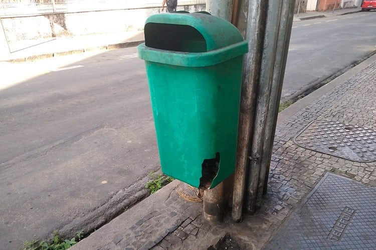 Lixeira danificada é motivo de reclamação no São Mateus 1 vu 05 08 22 redacao tribuna