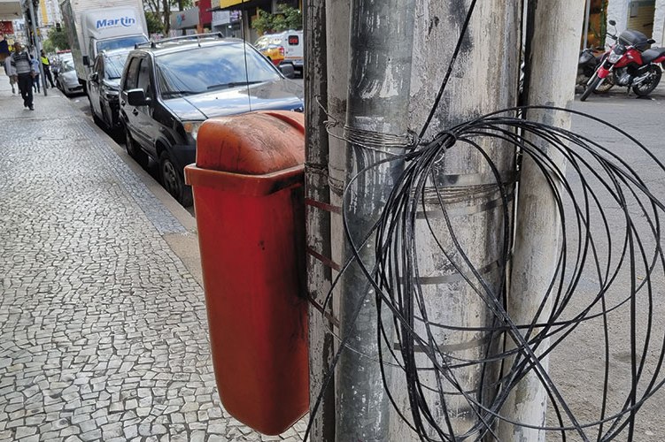 Fios expostos em via pública gera insegurança para pedestres 1 vu300822
