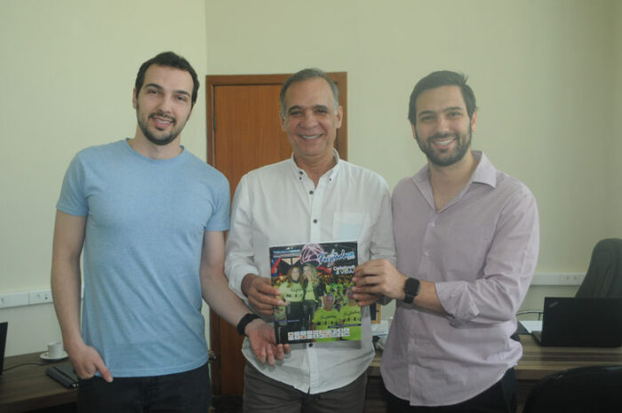 Coluna Cesar Romero - 16 e 17 de setembro de 2022 3 AOT 7850 Eduardo Benjamim dos Santos com a revista da Feijoada 2022 1