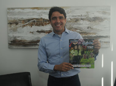 Coluna Cesar Romero - 22/09/2022 1 AOT 7856 Valerio Ribeiro com a revista da Feijoada 2022 COM CORTE