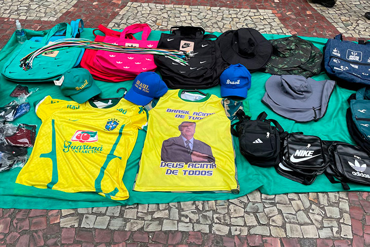 Estética Brazilcore: vendas de camisas do Brasil movimentam comércio popular em JF 2 ARTIGOS do Brasil by Elisabetta Mazocoli 2