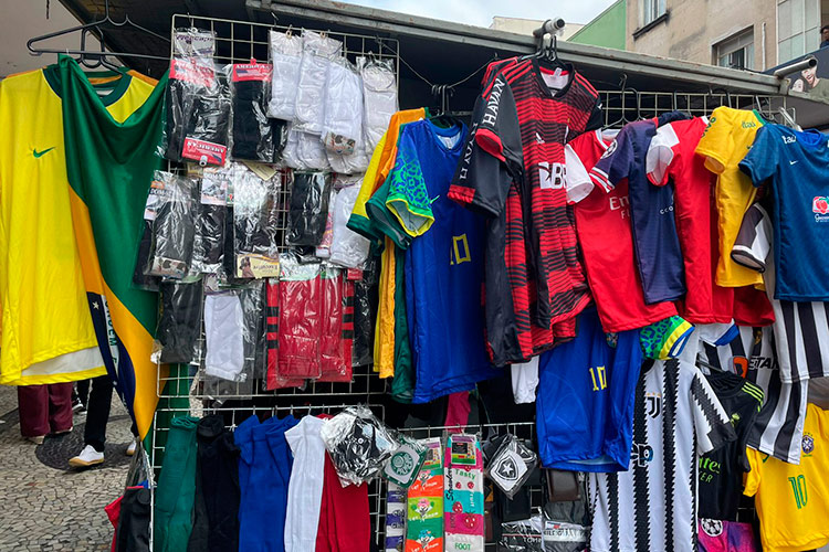 Estética Brazilcore: vendas de camisas do Brasil movimentam comércio popular em JF 1 ARTIGOS do Brasil by Elisabetta Mazocoli 5