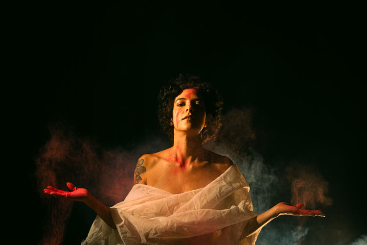 Bia Nascimento lança 'Brasa cor', seu primeiro EP 1 Bia Nascimento