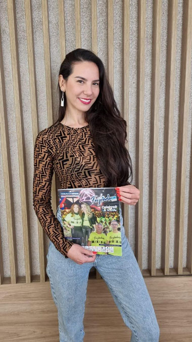 CAPA DE DOMINGO Garota com a revista 300922 ENVIADA PELO CR