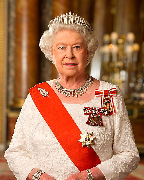 MUNDO Rainha Elizabeth by Julian Calder