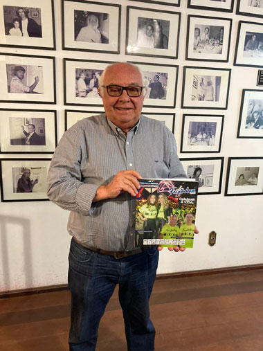Omar Ferreira 280922 com a revista da feijoada 2022 enviada pelo CR