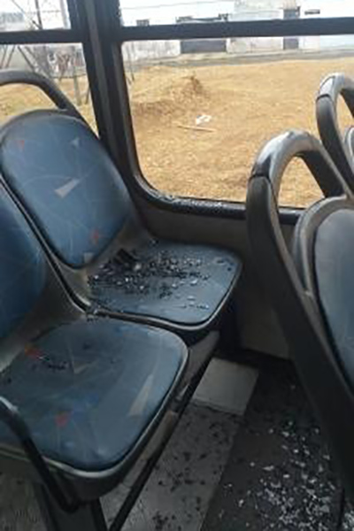 Vidro de onibus estilhaca foto Tatiana Marisa Machado 3