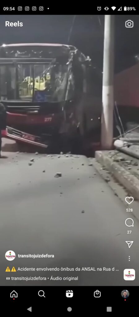Ônibus colide contra poste após mal súbito do motorista 1 acidente onibus