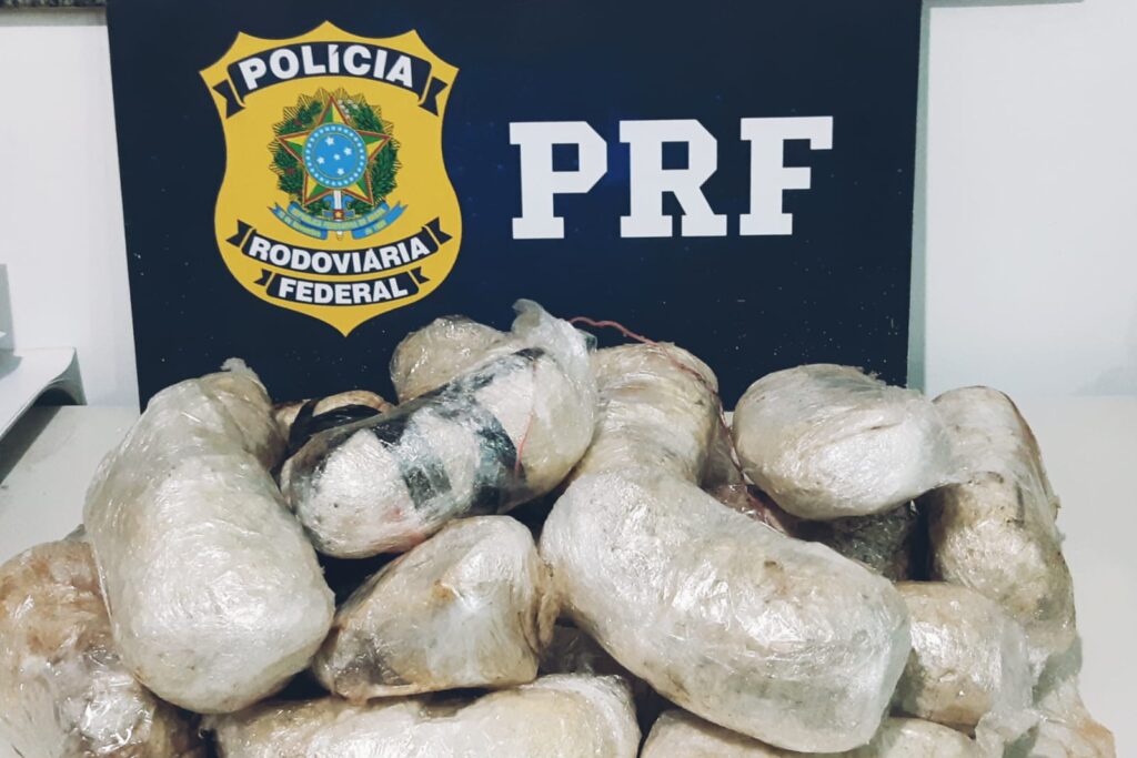 PRF apreende 7kg de crack na BR-116 em Leopoldina 1 apreensao de crack by prf e1662389706815