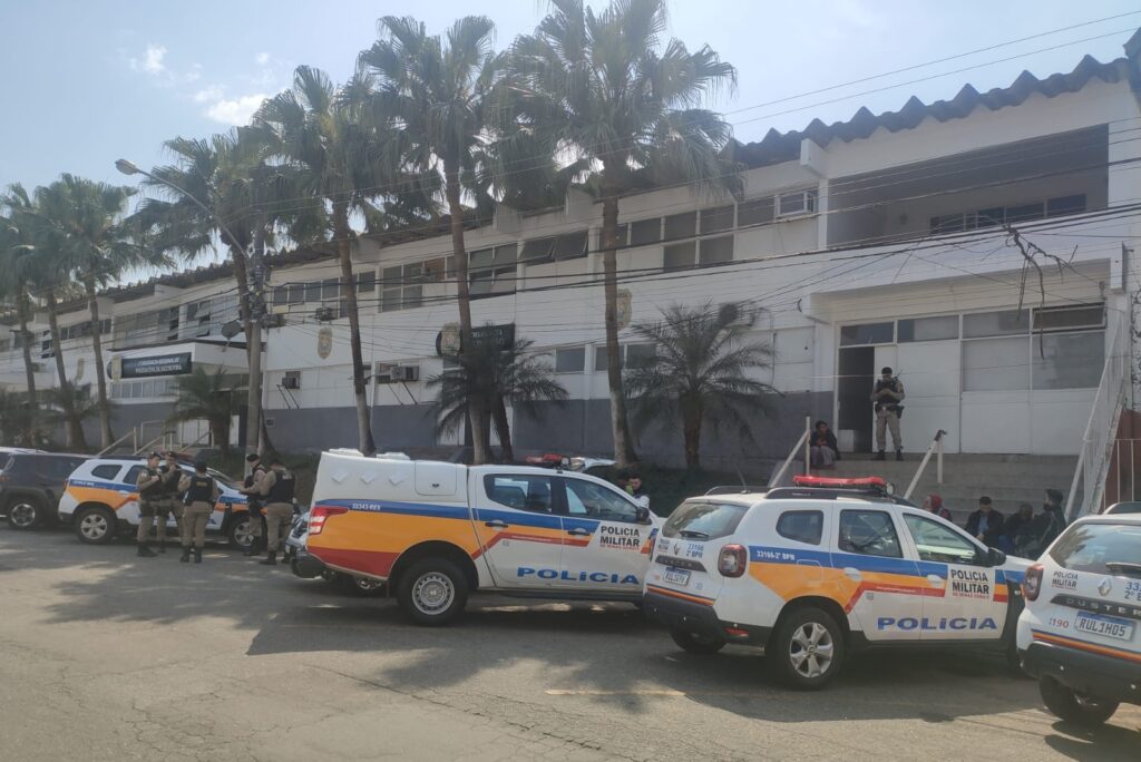 Operação contra o tráfico tem quatro prisões e apreensão de drogas em JF 1 operacao civil e pm e1663677493944