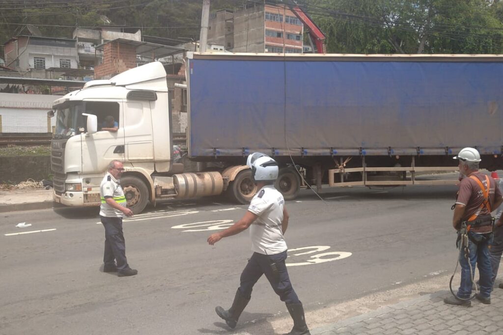 Carreta que causava retenção na Zona Norte é retirada 1 Carreta retirada proximo a rodoviaria by smu e1666881508413