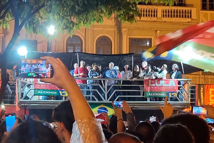 Em JF, Lula acena para vários setores da sociedade 3 Comicio Lula Pca da Estacao Leonardo COsta