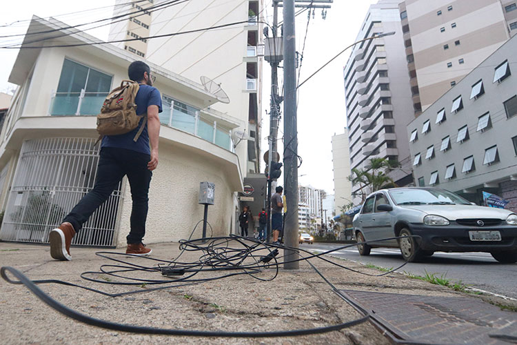 Excesso de cabos e fios causa transtornos nas ruas de JF 4 Felipe Couri Fio Av Itamar Franco esquina com Francisco Brandi