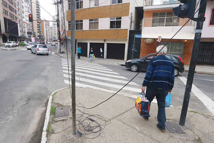 Excesso de cabos e fios causa transtornos nas ruas de JF 1 Felipe Couri Fio AvItamar Franco esquina com Francisco Brandi