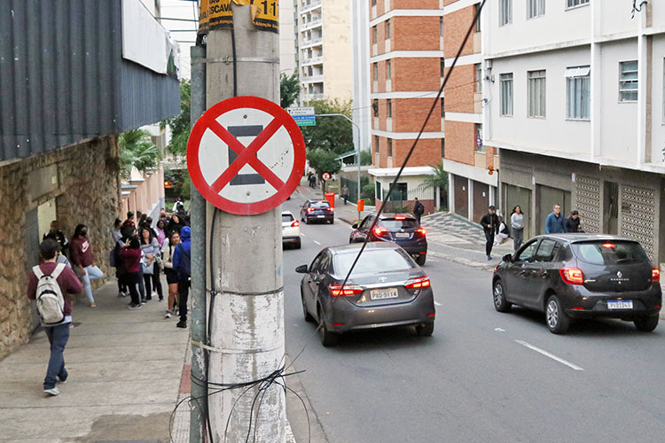 Excesso de cabos e fios causa transtornos nas ruas de JF 3 Felipe Couri Fio rua Santo Antonio esquina com Fernando Lobo