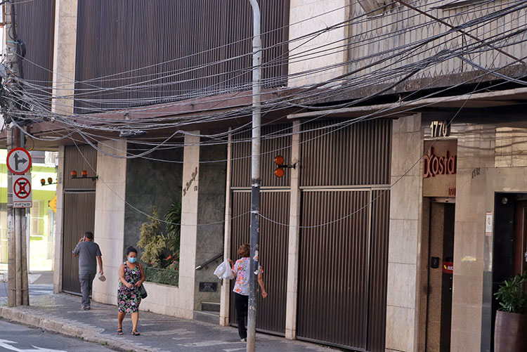 Excesso de cabos e fios causa transtornos nas ruas de JF 2 Felipe Couri fio Avenida Itamar Franco esquina com Francisco Brandi