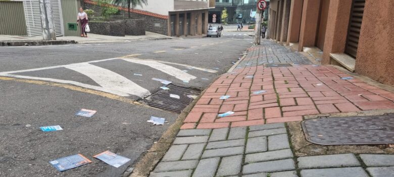 Ruas de Juiz de Fora amanhecem sujas no dia das eleições 1 Foto de rua suja by Leonardo Costa e1664723482107