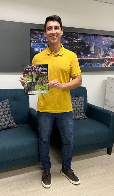 IMG 3362 Jonas Mendonca com a revista da feijoada 2022 com corte
