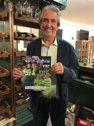 Jose Candido Goncalves com a revista 061022 enviada pelo CR IMG 0574