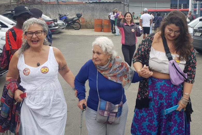 Lorene Figueiredo vota no Bairro São Pedro em Juiz de Fora 1 Lorene Figueiredo by Felipe Couri e1664715673278