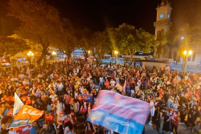 Juiz-foranos comemoram vitória de Lula na Praça da Estação 1 lula
