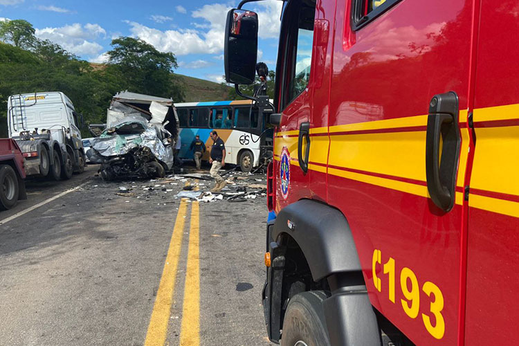 Colisão entre carro, ônibus e caminhão deixa um morto e 25 feridos na BR-356 1 acidente Muriae 2 Divulgacao Corpo de Bombeiros