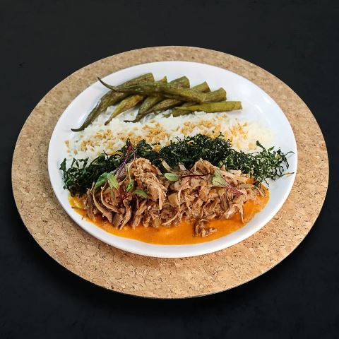 Brindando com amigos 4 carne de jaca ao molho peperonata acompanhada de arroz ao alho couve crispy e quiabo defumado